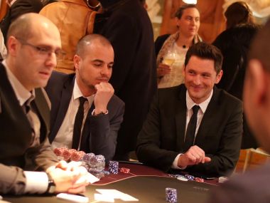 poker-texas-holdem-joueurs-et-animateur